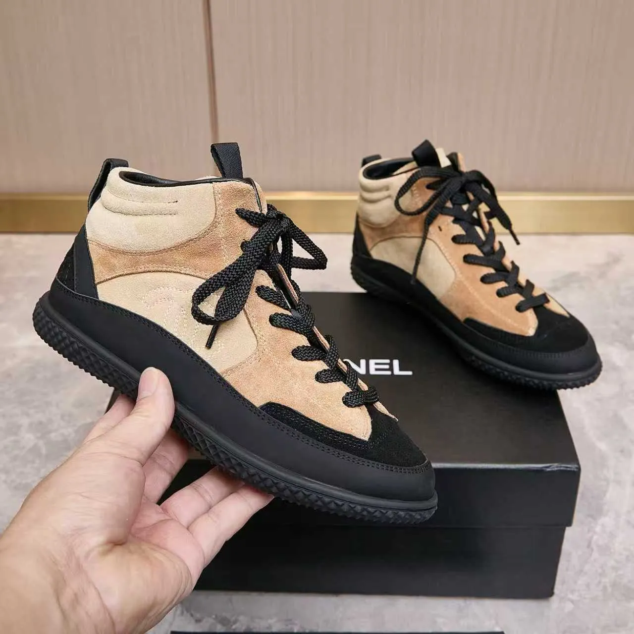 Men's men's shoes pP660! Chanel Chanel - 2025 counter top casual sneakers This classic design; the upper is electro-embroidered with a variety of techniques; the outsole is fashionable and sporty; the unusual inclusion of a variety of color matching elements... The diversified mix and match is very beautiful and versatile, casual, fashionable, sports and outdoor can be taken into account... ꫛꫀꪝ Go➫ Materials: ❶Upper is made of: original imported mercerized leather cow suede ❷Inner lining: original imported breathable sheepskin lining ❸Outsole is based on: original TPU combination outsole, full set of boutique packaging for women 35–41